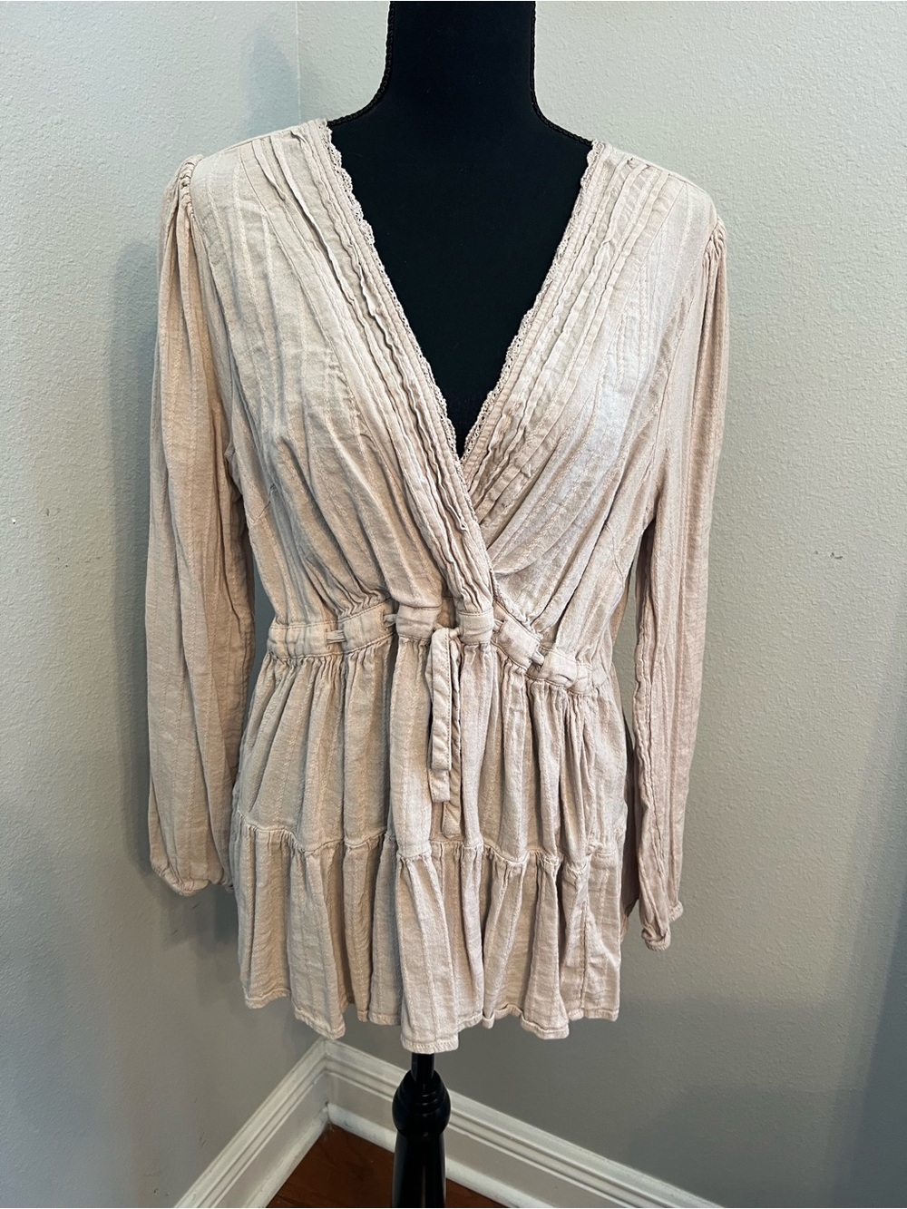 Torrid taupe crinkle V-neck peplum blouse - Size 0 (12)